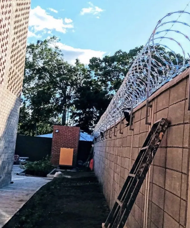 Concertina sobre muro perimetral