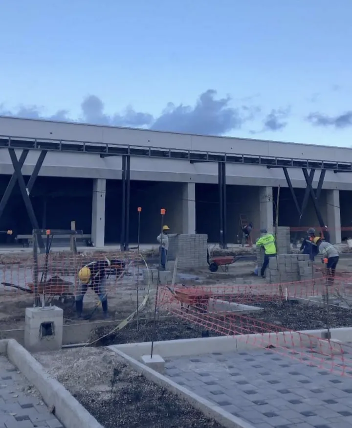 Obra civil y adoquinado en proyecto comercial